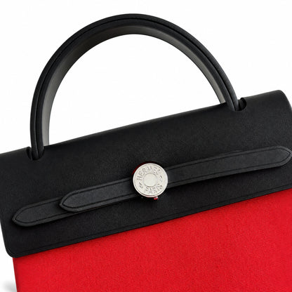 Hermers' popular herbag 31cm is designed to be inspired by saddle bags. The body of the bag is made of canvas, and the outer seams, shoulder straps and handbags are made of leather. The appearance is