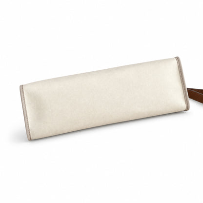 Hermers' popular herbag 31cm is designed to be inspired by saddle bags. The body of the bag is made of canvas, and the outer seams, shoulder straps and handbags are made of leather. The appearance is