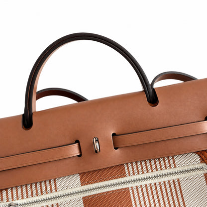 Hermers' popular herbag 31cm is designed to be inspired by saddle bags. The body of the bag is made of canvas, and the inseam, shoulder straps and handle are made of leather. The appearance is very si