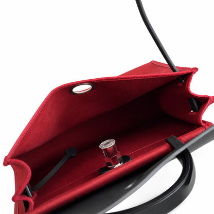 Hermers' popular herbag 31cm is designed to be inspired by saddle bags. The body of the bag is made of canvas, and the outer seams, shoulder straps and handbags are made of leather. The appearance is