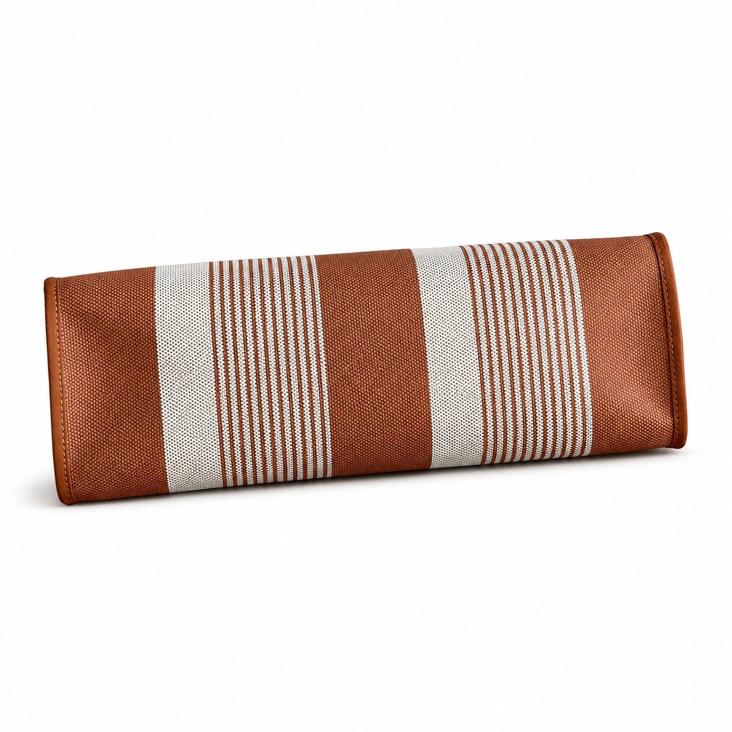 Hermers' popular herbag 31cm is designed to be inspired by saddle bags. The body of the bag is made of canvas, and the outer seams, shoulder straps and handbags are made of leather. The appearance is