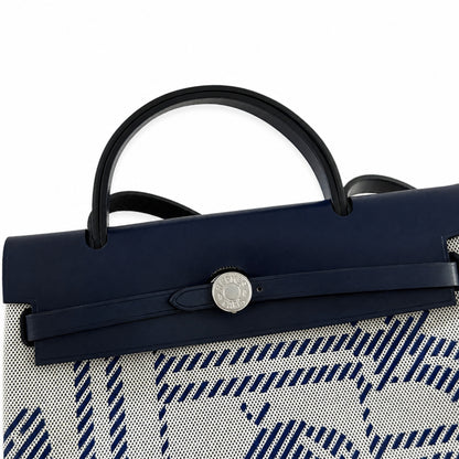 Hermers' popular herbag 31cm is designed to be inspired by saddle bags. The body of the bag is made of canvas, and the inseam, shoulder straps and handle are made of leather. The appearance is very si
