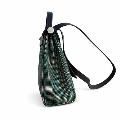 Hermers' popular herbag 31cm is designed to be inspired by saddle bags. The body of the bag is made of canvas, and the inseam, shoulder straps and handle are made of leather. The appearance is very si