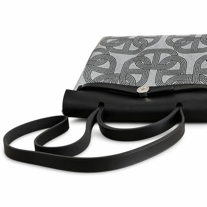 Hermers' popular herbag 31cm is designed to be inspired by saddle bags. The body of the bag is made of canvas, and the inseam, shoulder straps and handle are made of leather. The appearance is very si