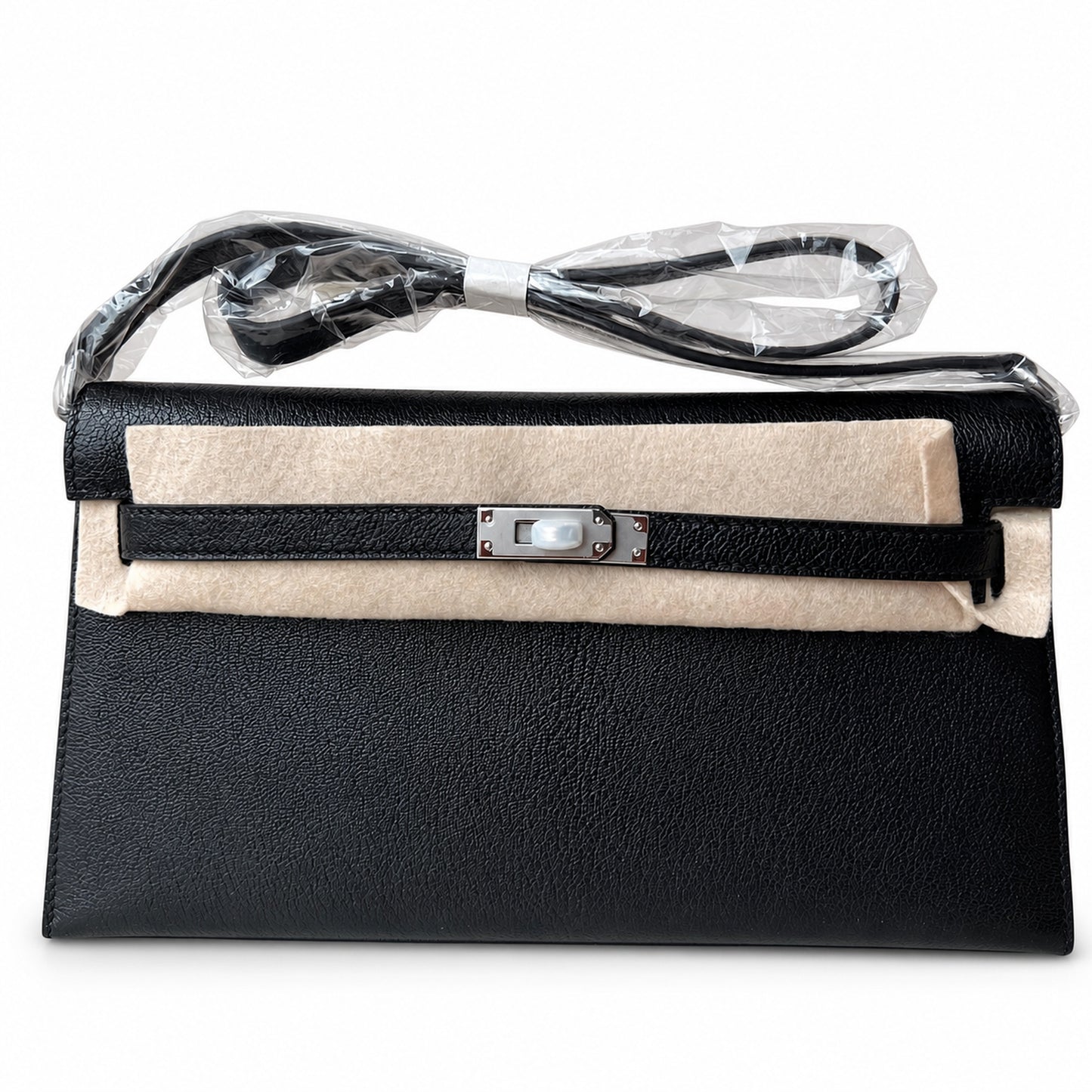 Hermès’ new armpit bag is here. A new member has been added to the Kelly family. Just looking at the online picture, I’m so excited. The first look at the real thing feels like an enlarged version of