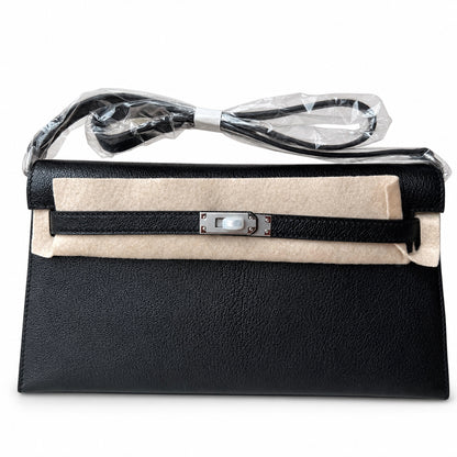 Hermès’ new armpit bag is here. A new member has been added to the Kelly family. Just looking at the online picture, I’m so excited. The first look at the real thing feels like an enlarged version of