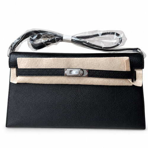 Hermès’ new armpit bag is here. A new member has been added to the Kelly family. Just looking at the online picture, I’m so excited. The first look at the real thing feels like an enlarged version of