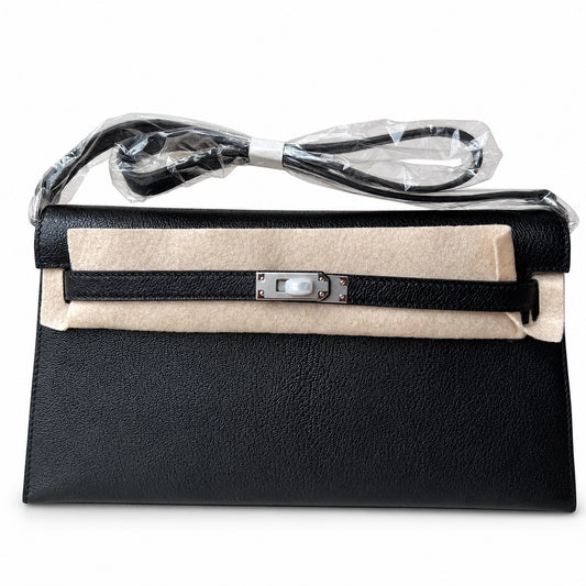 Hermès’ new armpit bag is here. A new member has been added to the Kelly family. Just looking at the online picture, I’m so excited. The first look at the real thing feels like an enlarged version of