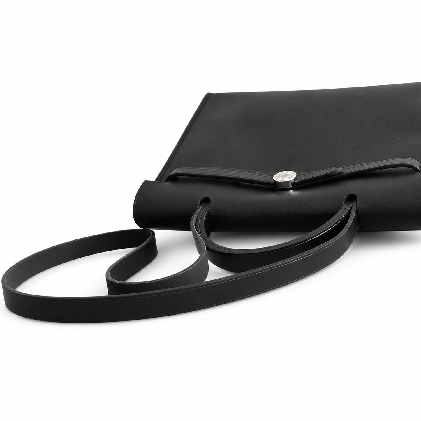 Hermers' popular herbag 31cm is designed to be inspired by saddle bags. The body of the bag is made of canvas and has outer seams. The shoulder straps and handbags are made of leather and look similar