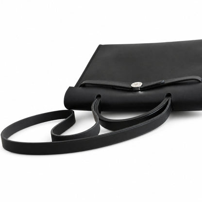 Hermers' popular herbag 31cm is designed to be inspired by saddle bags. The body of the bag is made of canvas and has outer seams. The shoulder straps and handbags are made of leather and look similar