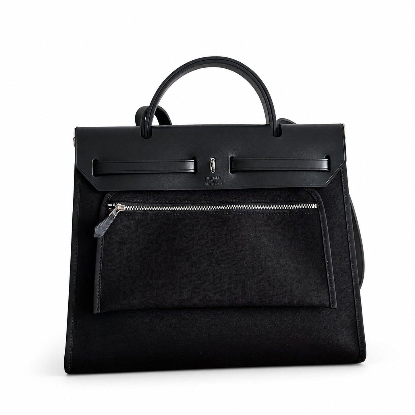 Hermers' popular herbag 31cm is designed to be inspired by saddle bags. The body of the bag is made of canvas, and the outer seams, shoulder straps and handbags are made of leather. The appearance is