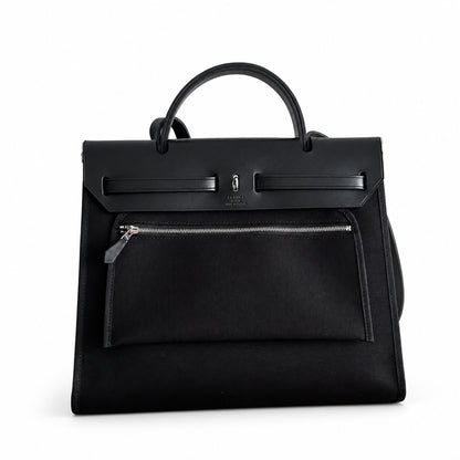 Hermers' popular herbag 31cm is designed to be inspired by saddle bags. The body of the bag is made of canvas, and the outer seams, shoulder straps and handbags are made of leather. The appearance is