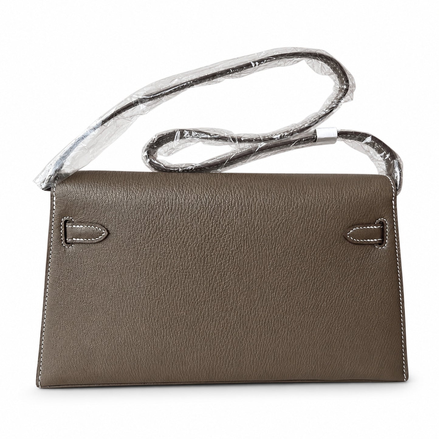 Hermès’ new armpit bag is here. A new member has been added to the Kelly family. Just looking at the online picture, I’m so excited. The first look at the real thing feels like an enlarged version of