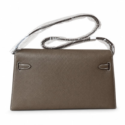 Hermès’ new armpit bag is here. A new member has been added to the Kelly family. Just looking at the online picture, I’m so excited. The first look at the real thing feels like an enlarged version of