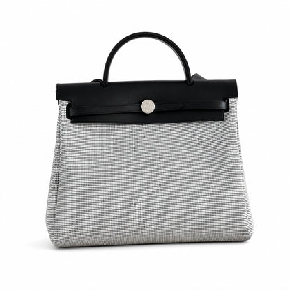 Hermers' popular herbag 31cm is designed to be inspired by saddle bags. The body of the bag is made of canvas, and the inseam, shoulder straps and handle are made of leather. The appearance is very si
