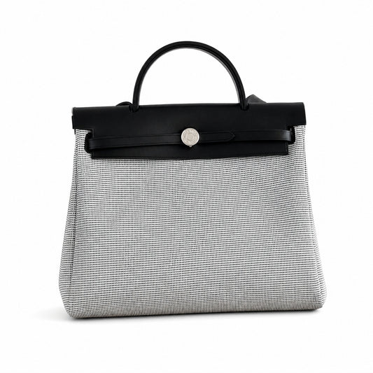 Hermers' popular herbag 31cm is designed to be inspired by saddle bags. The body of the bag is made of canvas, and the inseam, shoulder straps and handle are made of leather. The appearance is very si