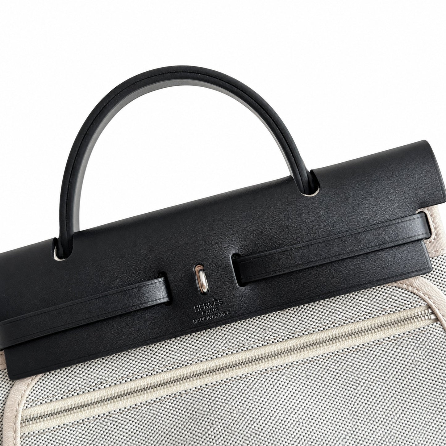 Hermers' popular herbag 31cm is designed to be inspired by saddle bags. The body of the bag is made of canvas and has outer seams. The shoulder straps and handbags are made of leather and look similar