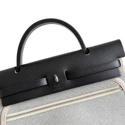 Hermers' popular herbag 31cm is designed to be inspired by saddle bags. The body of the bag is made of canvas and has outer seams. The shoulder straps and handbags are made of leather and look similar