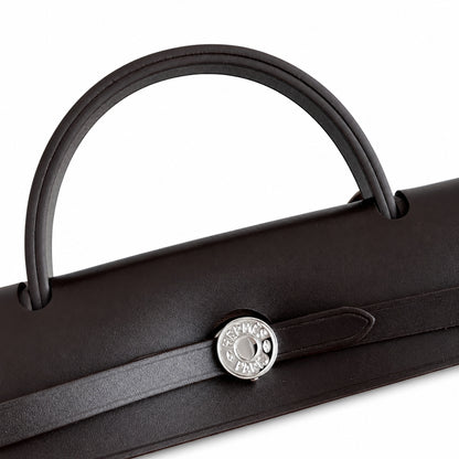 Hermers' popular herbag 31cm is designed to be inspired by saddle bags. The body of the bag is made of canvas, and the outer seams, shoulder straps and handbags are made of leather. The appearance is