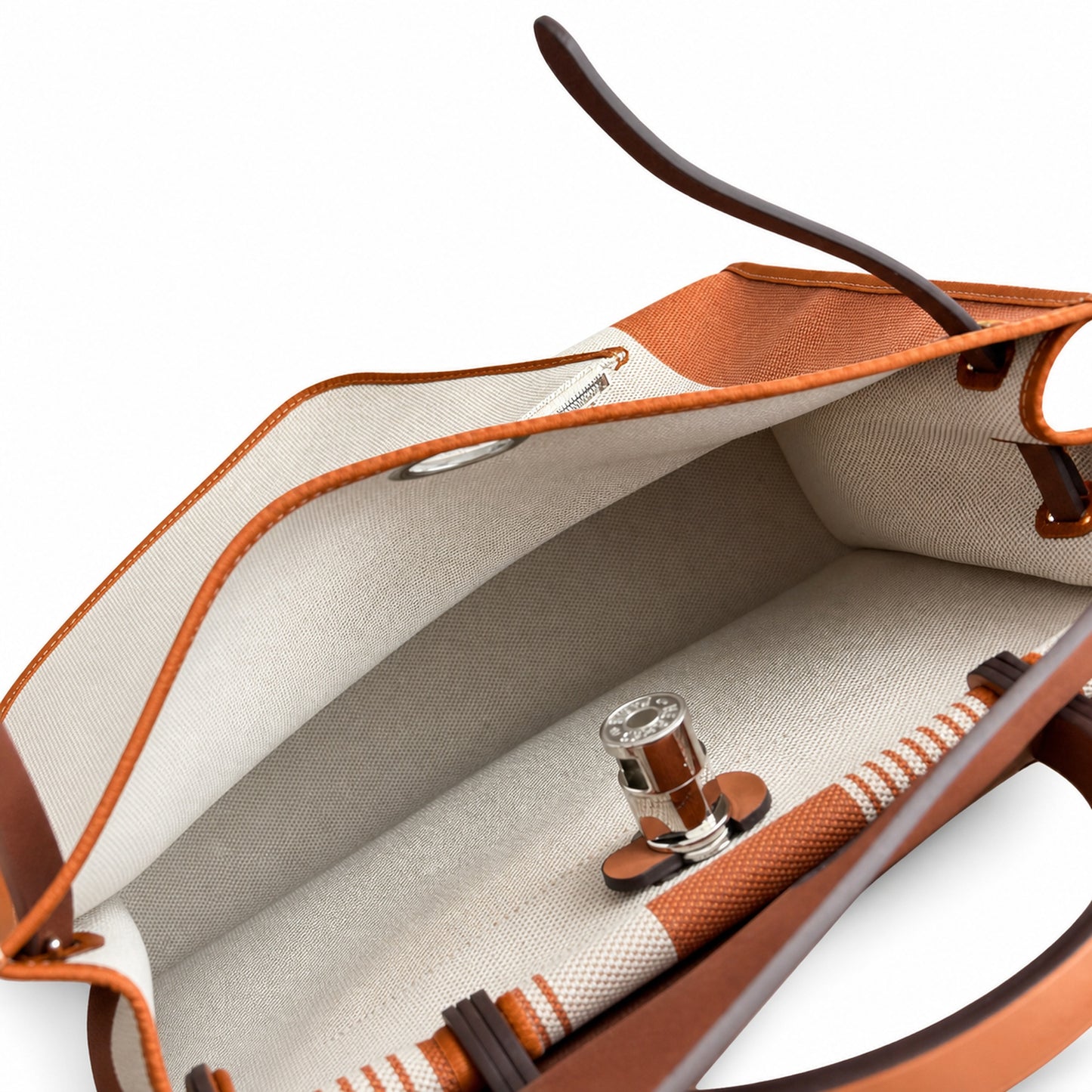 Hermers' popular herbag 31cm is designed to be inspired by saddle bags. The body of the bag is made of canvas, and the outer seams, shoulder straps and handbags are made of leather. The appearance is