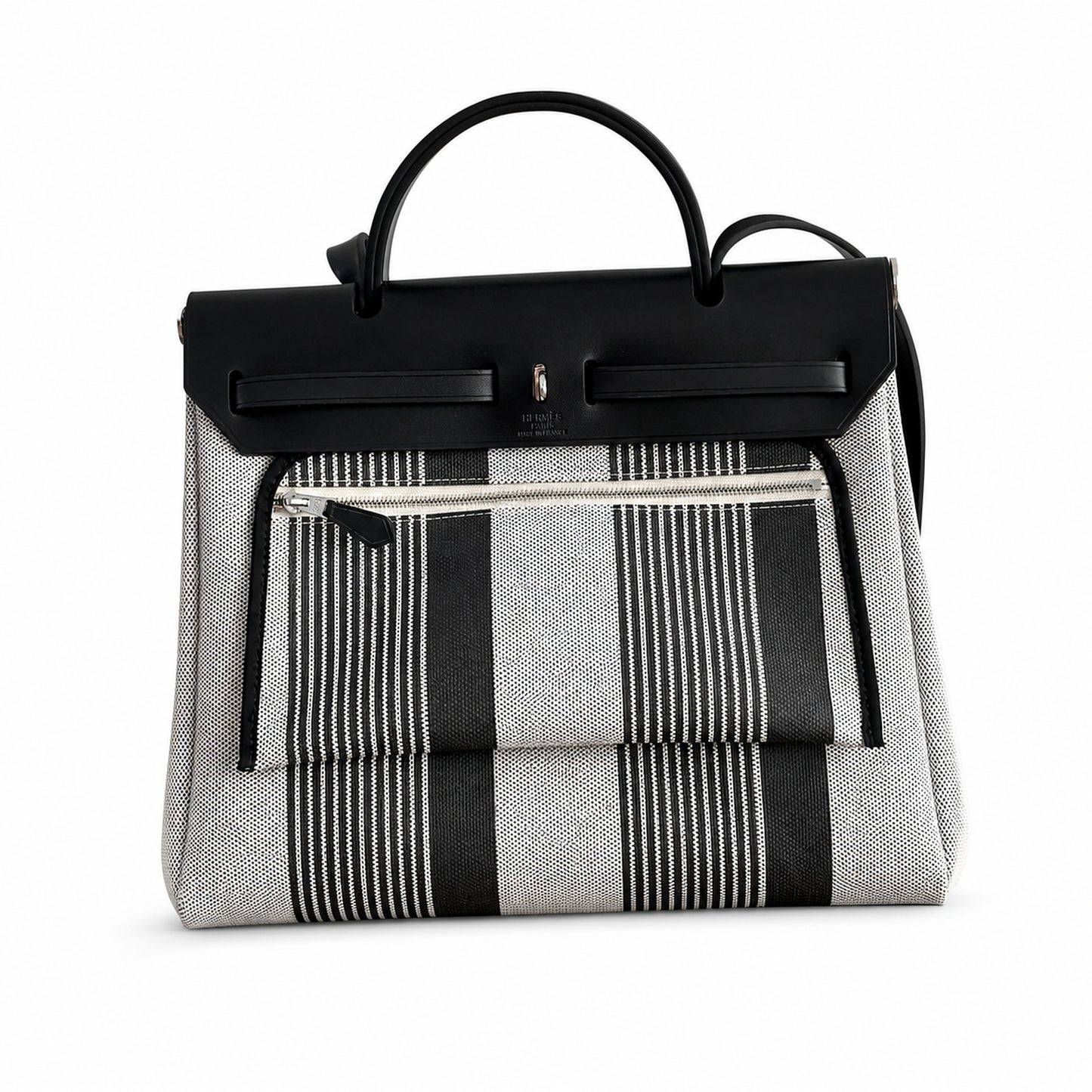 Hermers' popular herbag 31cm is designed to be inspired by saddle bags. The body of the bag is made of canvas, and the inseam, shoulder straps and handle are made of leather. The appearance is very si