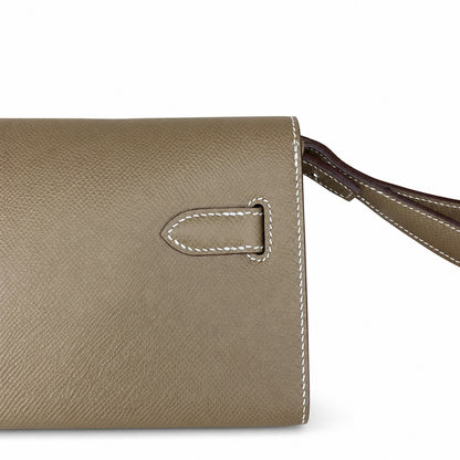 Kelly Depeches 25cm Epsom leather, 18 elephant gray, silver buckle, the most in-class men's handbag Depeches25. This leather is really unique. When paired with a shoulder strap, it instantly transform