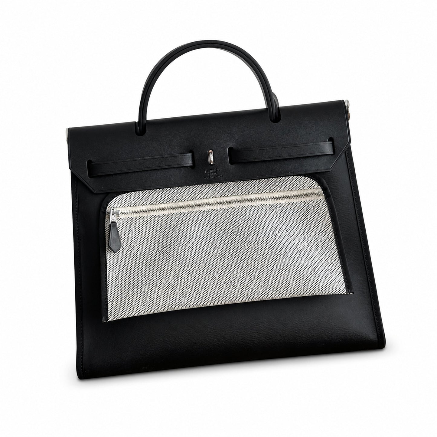 Hermers' popular herbag 31cm is designed to be inspired by saddle bags. The body of the bag is made of canvas and has outer seams. The shoulder straps and handbags are made of leather and look similar