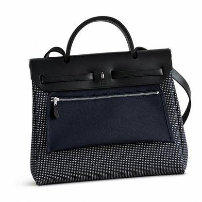 Hermers' popular herbag 31cm is designed to be inspired by saddle bags. The body of the bag is made of canvas, and the inseam, shoulder straps and handle are made of leather. The appearance is very si