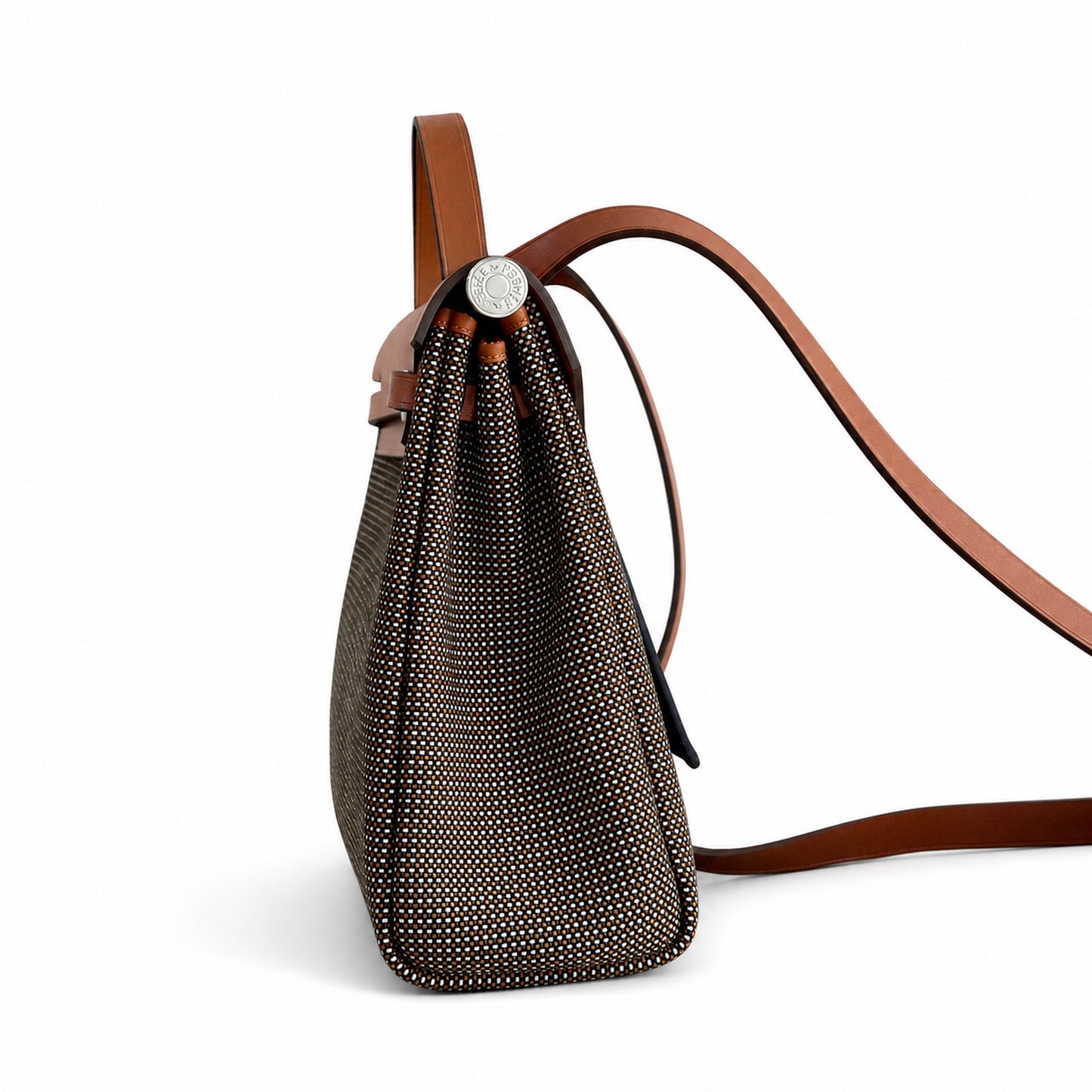 Hermers' popular herbag 31cm is designed to be inspired by saddle bags. The body of the bag is made of canvas, and the inseam, shoulder straps and handle are made of leather. The appearance is very si