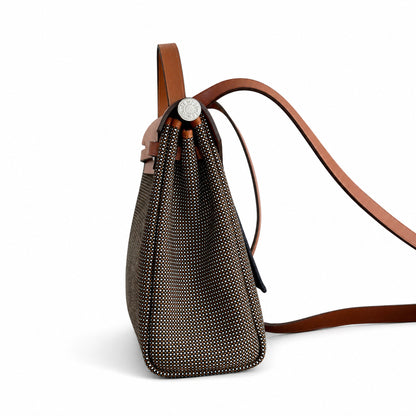 Hermers' popular herbag 31cm is designed to be inspired by saddle bags. The body of the bag is made of canvas, and the inseam, shoulder straps and handle are made of leather. The appearance is very si