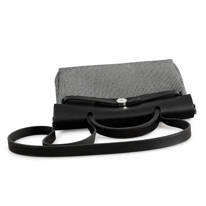 Hermers' popular herbag 31cm is designed to be inspired by saddle bags. The body of the bag is made of canvas, and the inseam, shoulder straps and handle are made of leather. The appearance is very si