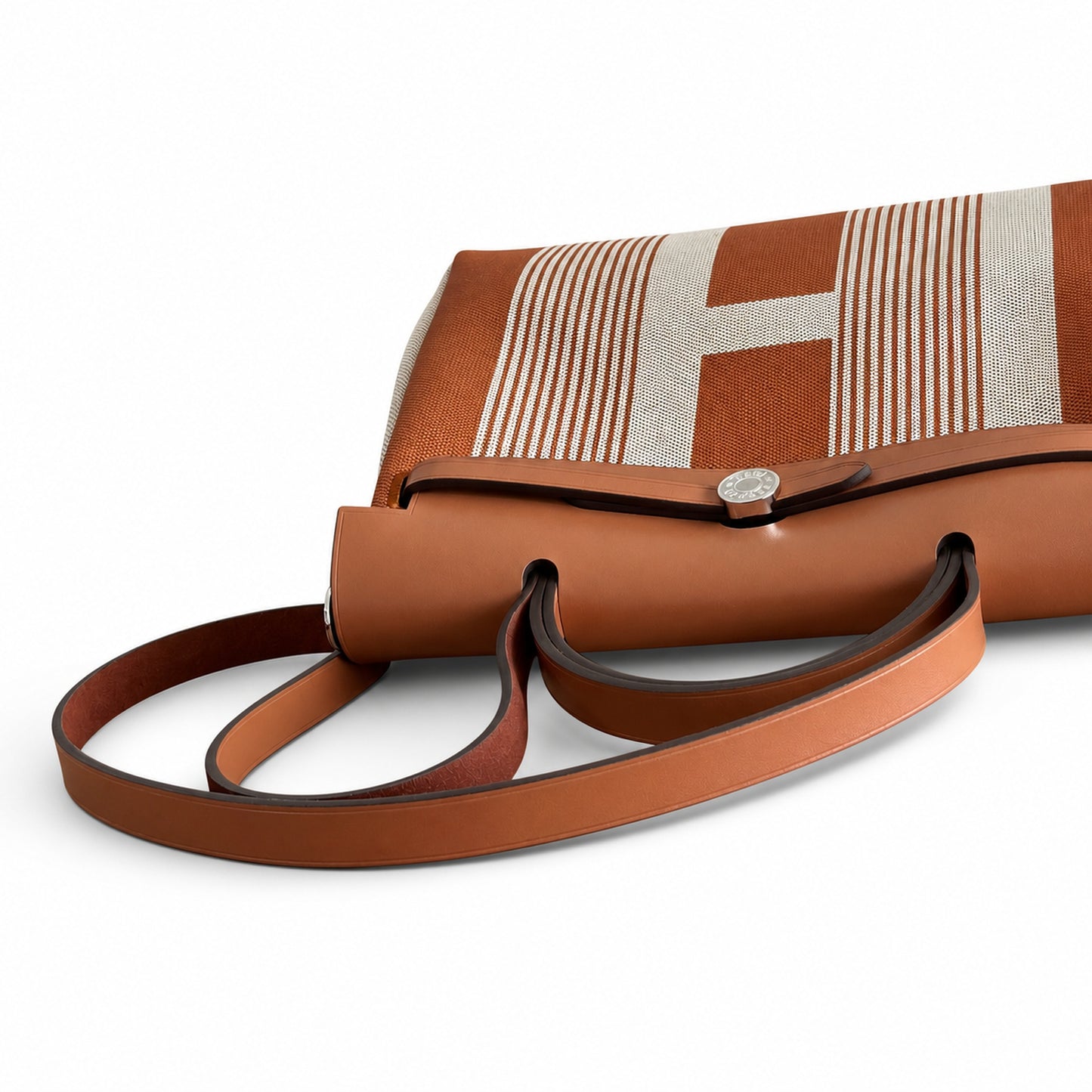 Hermers' popular herbag 31cm is designed to be inspired by saddle bags. The body of the bag is made of canvas, and the inseam, shoulder straps and handle are made of leather. The appearance is very si