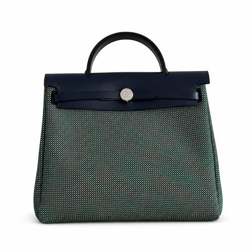 Hermers' popular herbag 31cm is designed to be inspired by saddle bags. The body of the bag is made of canvas, and the inseam, shoulder straps and handle are made of leather. The appearance is very si