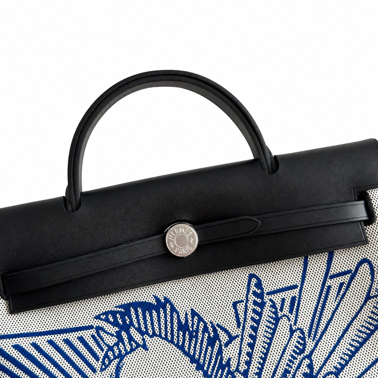 Hermers' popular herbag 31cm is designed to be inspired by saddle bags. The body of the bag is made of canvas, and the inseam, shoulder straps and handle are made of leather. The appearance is very si