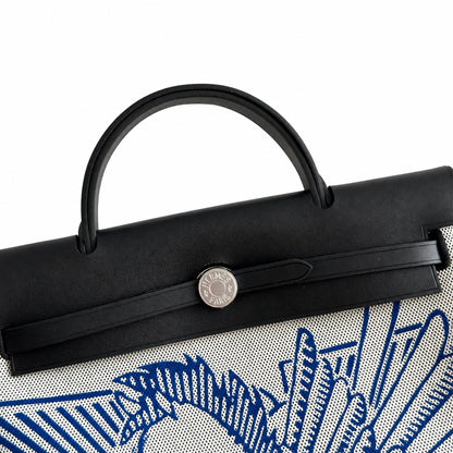 Hermers' popular herbag 31cm is designed to be inspired by saddle bags. The body of the bag is made of canvas, and the inseam, shoulder straps and handle are made of leather. The appearance is very si