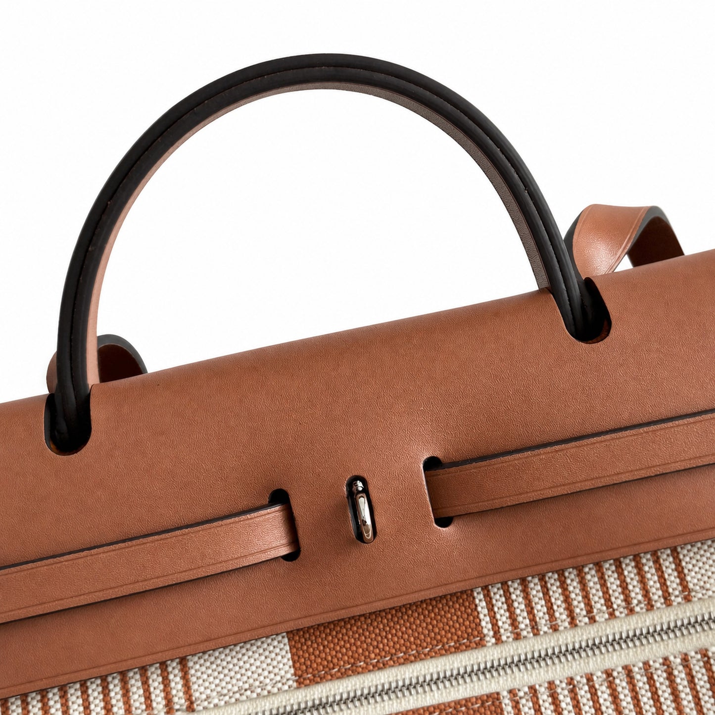 Hermers' popular herbag 31cm is designed to be inspired by saddle bags. The body of the bag is made of canvas, and the outer seams, shoulder straps and handbags are made of leather. The appearance is