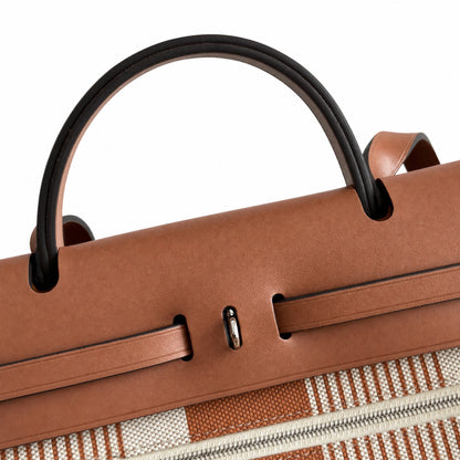 Hermers' popular herbag 31cm is designed to be inspired by saddle bags. The body of the bag is made of canvas, and the outer seams, shoulder straps and handbags are made of leather. The appearance is