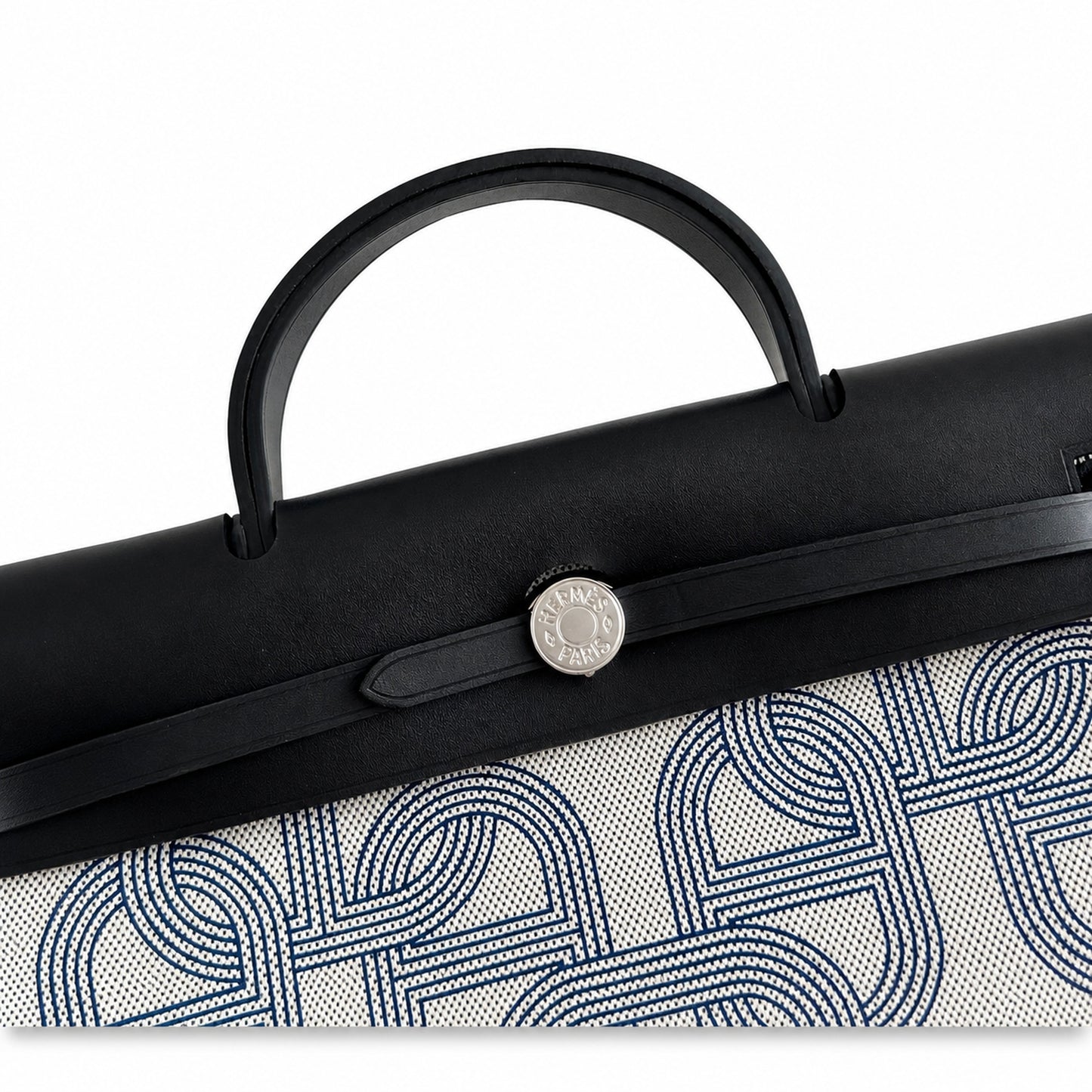 Hermers' popular herbag 31cm is designed to be inspired by saddle bags. The body of the bag is made of canvas, and the inseam, shoulder straps and handle are made of leather. The appearance is very si