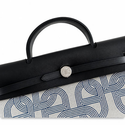 Hermers' popular herbag 31cm is designed to be inspired by saddle bags. The body of the bag is made of canvas, and the inseam, shoulder straps and handle are made of leather. The appearance is very si