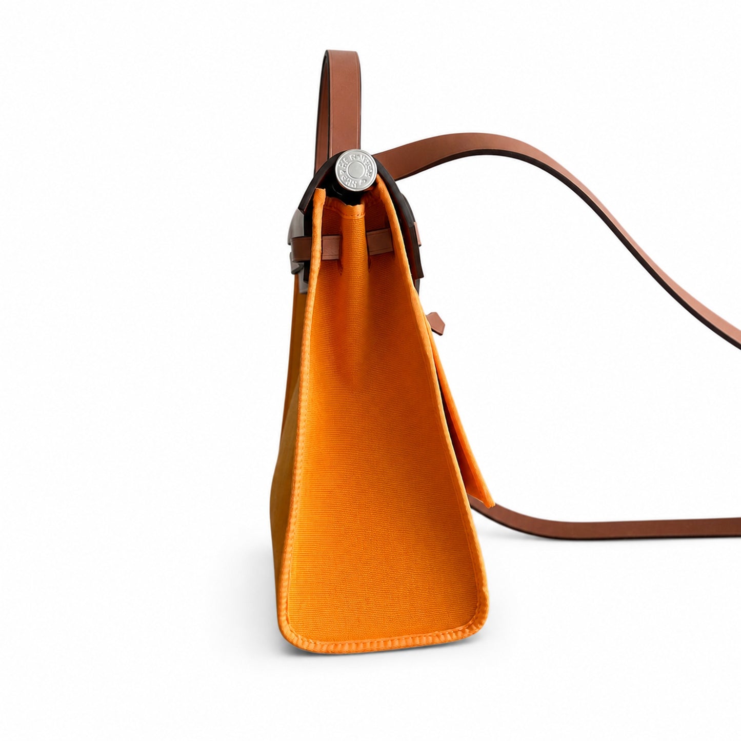 Hermers' popular herbag 31cm is designed to be inspired by saddle bags. The body of the bag is made of canvas, and the outer seams, shoulder straps and handbags are made of leather. The appearance is
