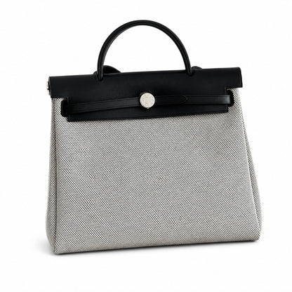 Hermers' popular herbag 31cm is designed to be inspired by saddle bags. The body of the bag is made of canvas, and the inseam, shoulder straps and handle are made of leather. The appearance is very si