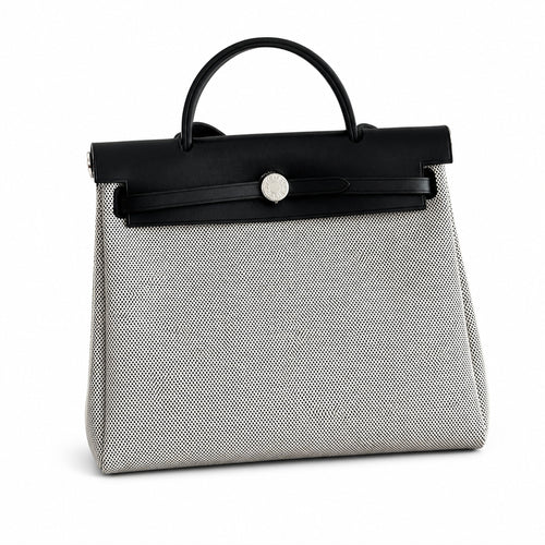 Hermers' popular herbag 31cm is designed to be inspired by saddle bags. The body of the bag is made of canvas, and the inseam, shoulder straps and handle are made of leather. The appearance is very si