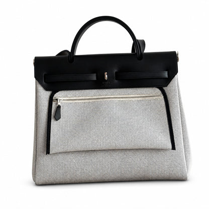 Hermers' popular herbag 31cm is designed to be inspired by saddle bags. The body of the bag is made of canvas, and the inseam, shoulder straps and handle are made of leather. The appearance is very si