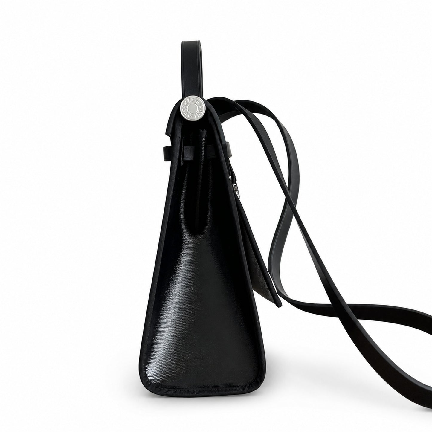 Hermers' popular herbag 31cm is designed to be inspired by saddle bags. The body of the bag is made of canvas and has outer seams. The shoulder straps and handbags are made of leather and look similar