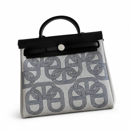 Hermers' popular herbag 31cm is designed to be inspired by saddle bags. The body of the bag is made of canvas, and the inseam, shoulder straps and handle are made of leather. The appearance is very si