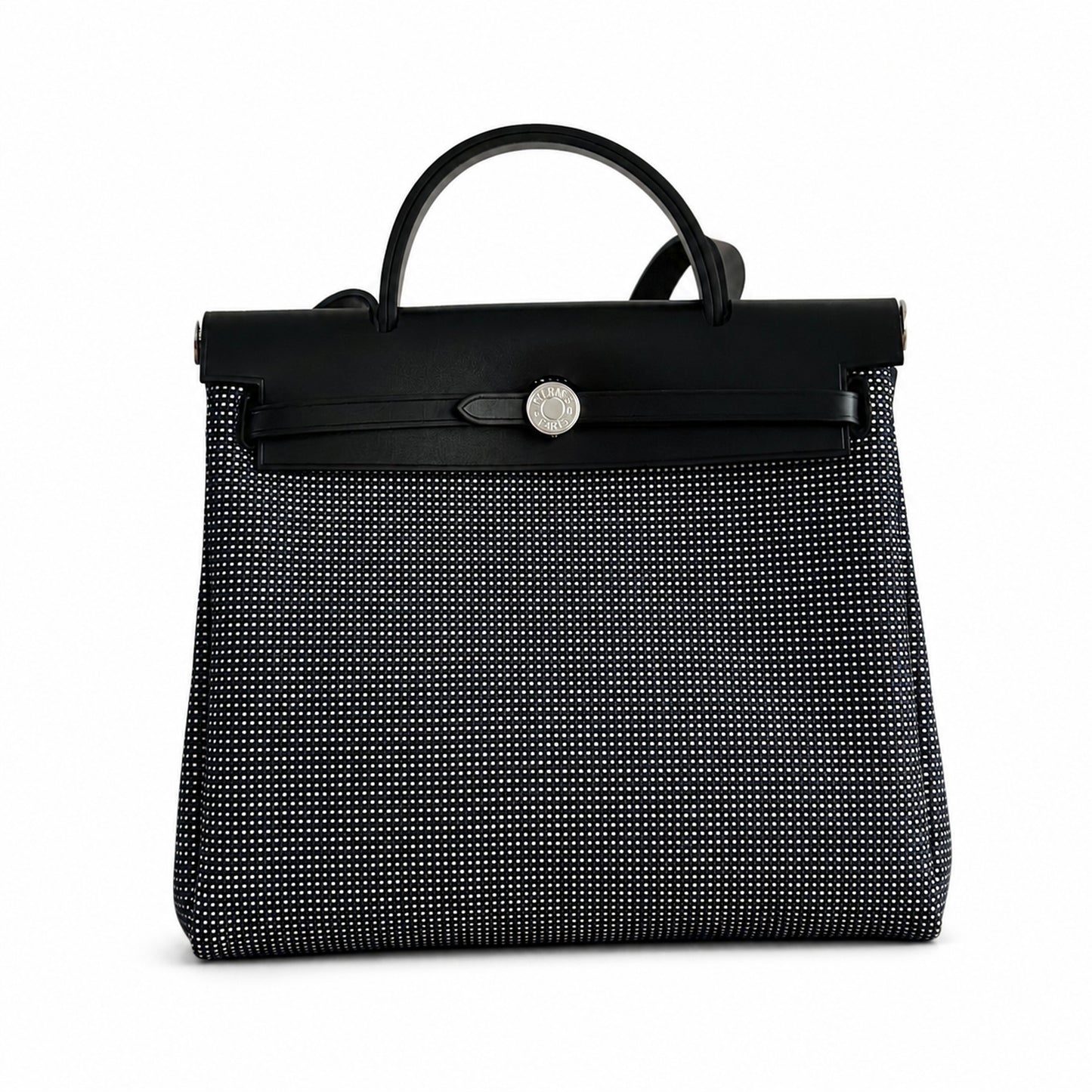 Hermers' popular herbag 31cm is designed to be inspired by saddle bags. The body of the bag is made of canvas, and the inseam, shoulder straps and handle are made of leather. The appearance is very si