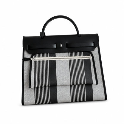 Hermers' popular herbag 31cm is designed to be inspired by saddle bags. The body of the bag is made of canvas, and the outer seams, shoulder straps and handbags are made of leather. The appearance is