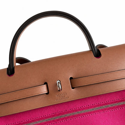 Hermers' popular herbag 31cm is designed to be inspired by saddle bags. The body of the bag is made of canvas, and the outer seams, shoulder straps and handbags are made of leather. The appearance is