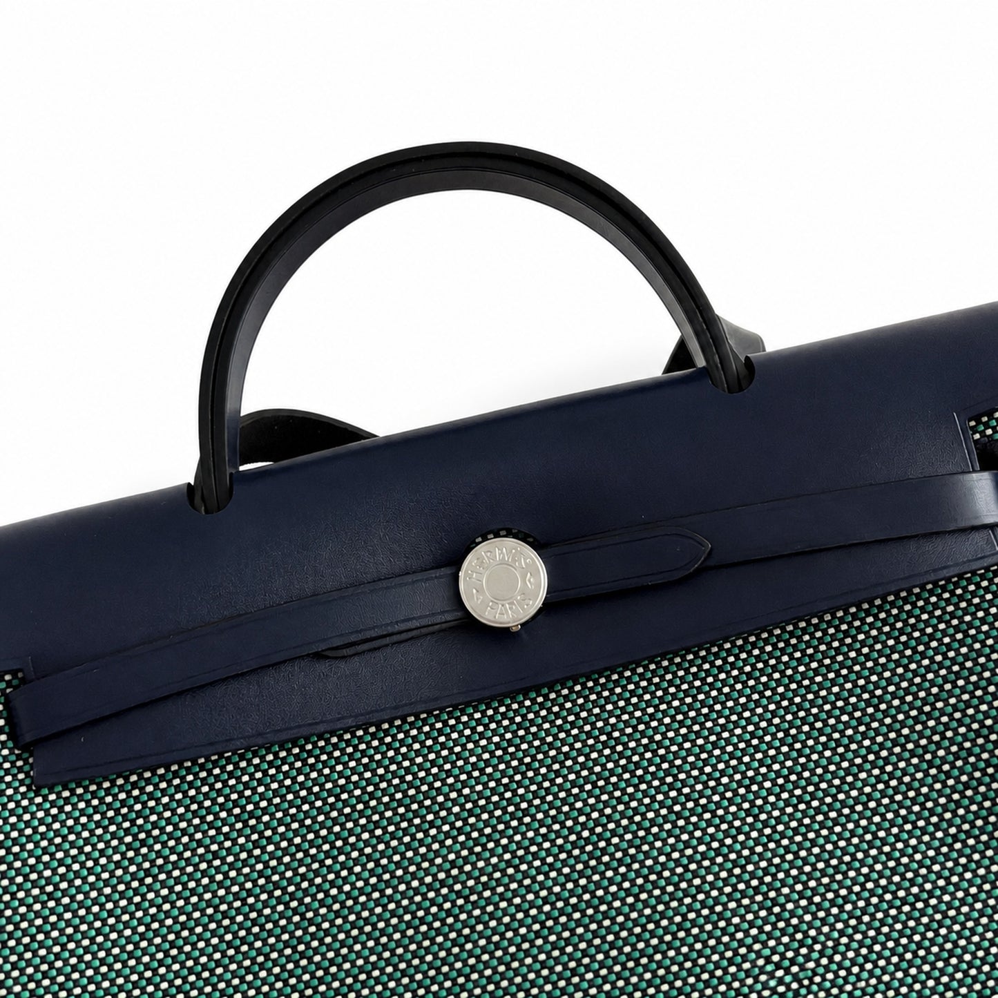 Hermers' popular herbag 31cm is designed to be inspired by saddle bags. The body of the bag is made of canvas, and the inseam, shoulder straps and handle are made of leather. The appearance is very si