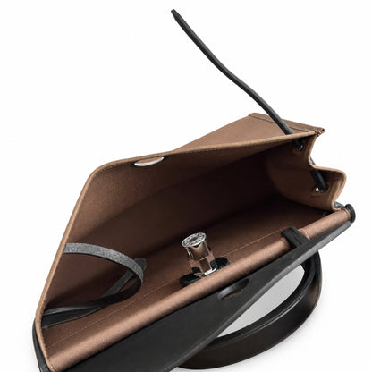 Hermers' popular herbag 31cm is designed to be inspired by saddle bags. The body of the bag is made of canvas, and the outer seams, shoulder straps and handbags are made of leather. The appearance is